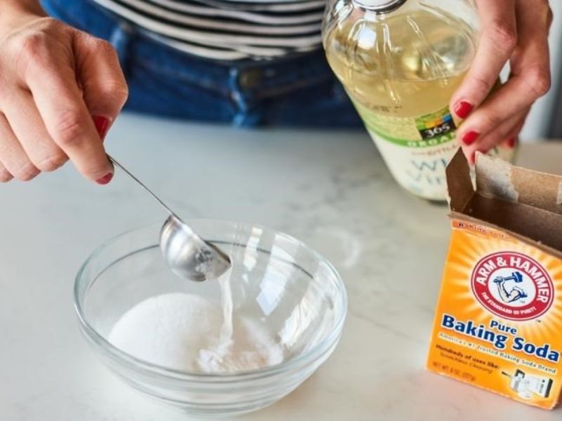 Tẩy quần áo bằng baking soda kết hợp với giấm