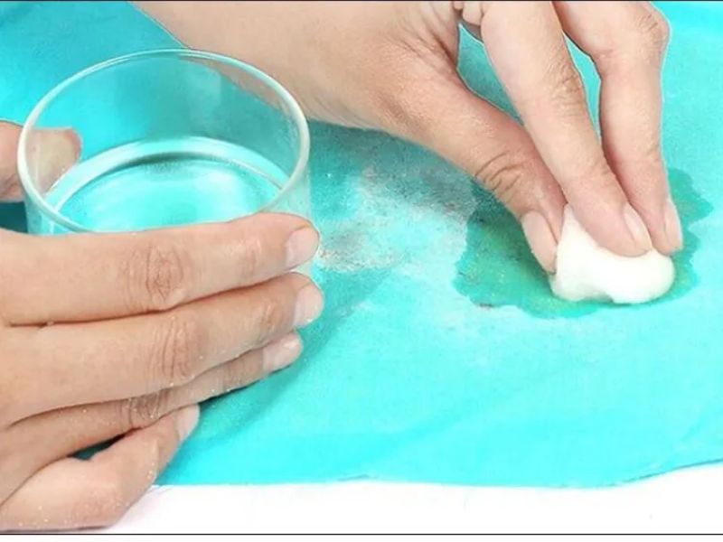 Dùng nước cốt chanh hoặc giấm là cách giặt kẹo cao su dính vào quần áo