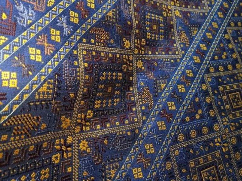 Vải lụa Thái là loại vải vóc được sản xuất kể từ sợi tơ tằm bất ngờ hoặc sợi tơ tằm nhân tạo
