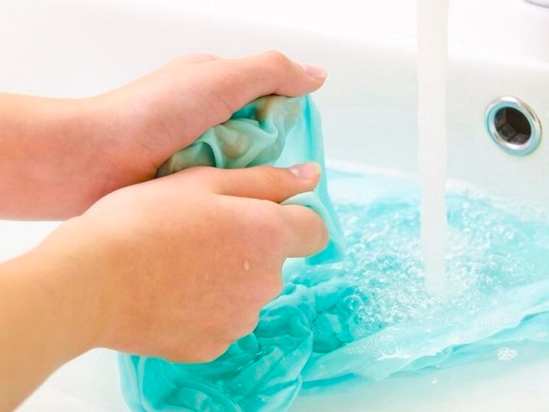 Những mẹo khi tẩy nhựa dính trên quần áo