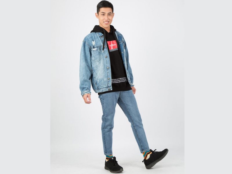 Áo khoác denim kết hợp với quần jeans bó sát