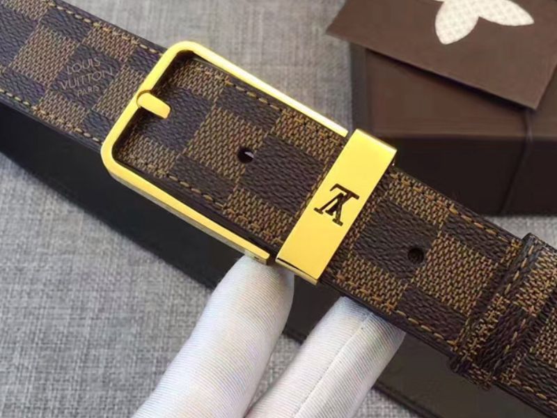 Thắt lưng mặt khóa kim là mẫu thắt lưng nam trẻ trung xuất hiện từ thời kỳ đầu