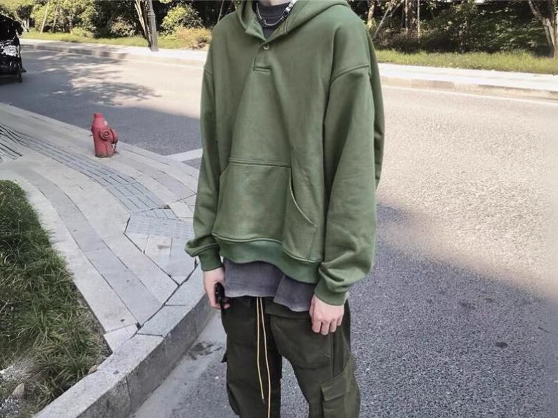Quần kaki phối cùng áo sơ mi hoodie nam đầy thể thao và phong cách