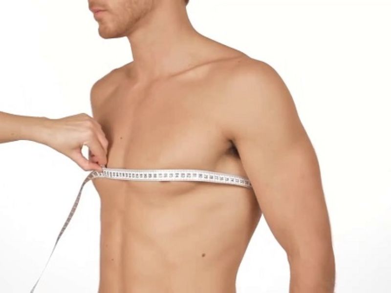 Dùng thước dây quấn quanh 1 vòng ngực để đo vòng ngực