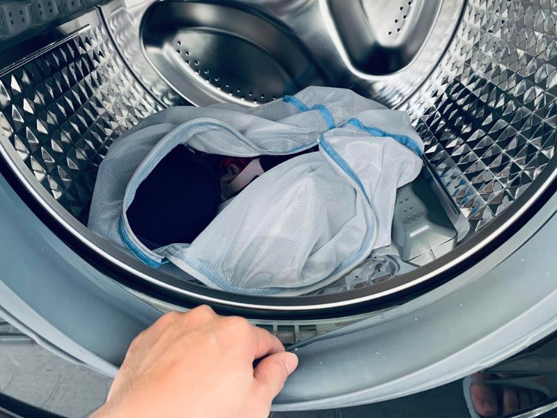 Nên sử dụng túi giặt chuyên dụng khi giặt bằng máy 