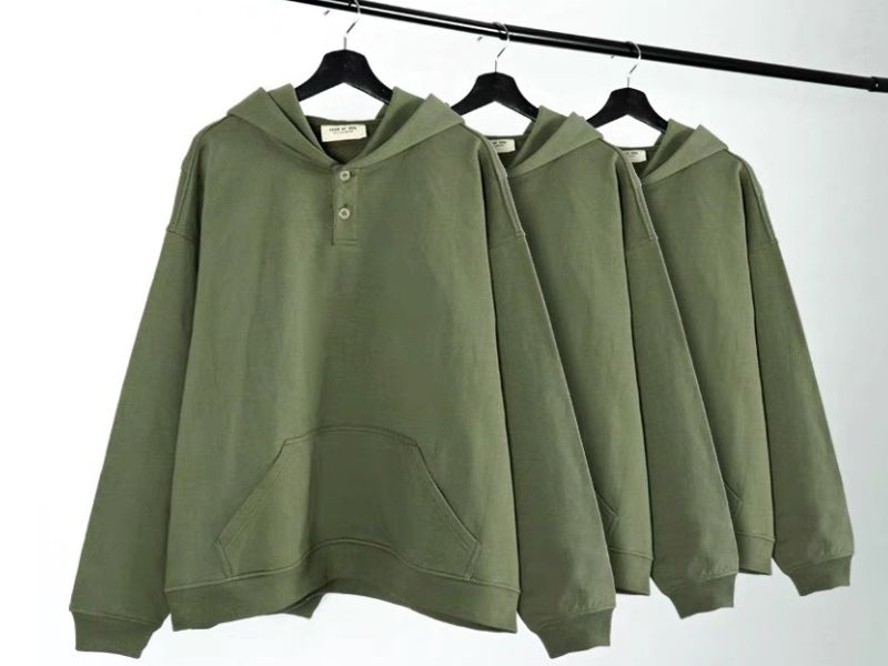 Áo sơ mi hoodie nam trơn phối hai cúc phù hợp với những bạn theo phong cách đơn giản
