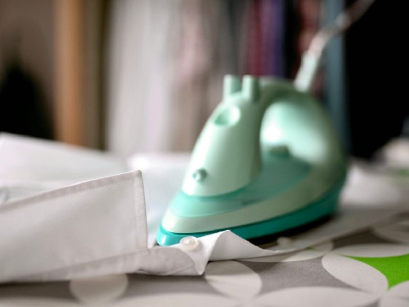 Quần áo bị bóng khi ủi quá lâu  