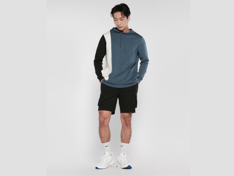 Quần short ngang gối mix với áo sweatshirt