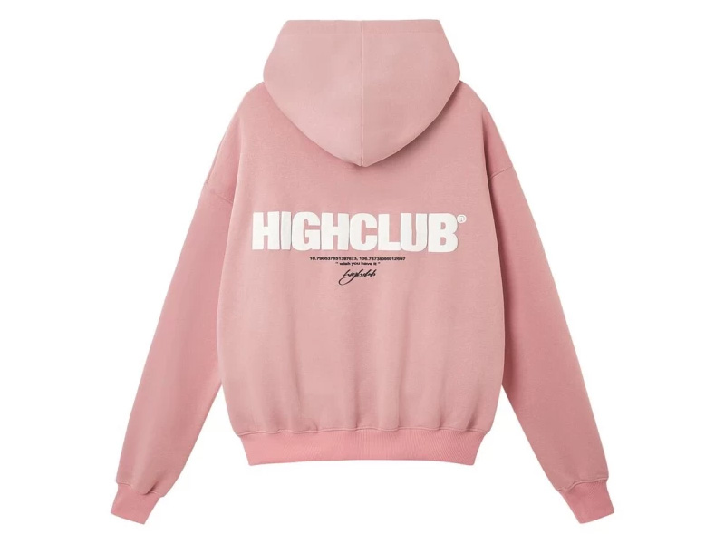 Hoodie hồng local brand nhà Highclub cực kì nổi bật thu hút những người xung quanh với những dòng chữ đơn giản