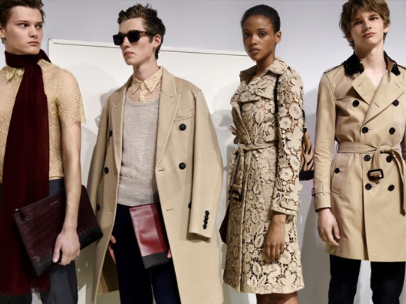 Burberry với biểu tượng là hình ảnh một hiệp sĩ cầm lá cờ "Prorsum"