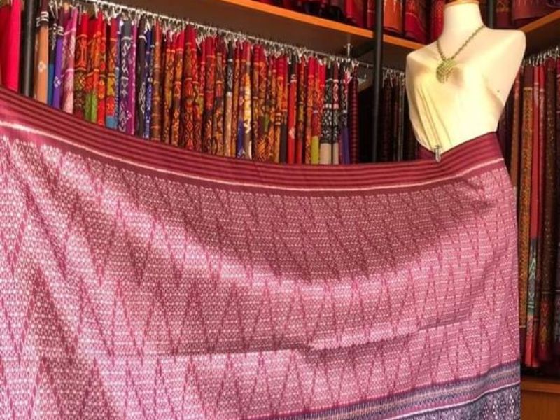 Vải lụa Thái là một trong những trong mỗi vật  liệu thông dụng nhất vô ngành thời trang