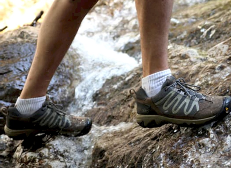 Các chàng nên ưu tiên lựa chọn đúng loại giày chuyên dụng khi đi trekking Pù Luông