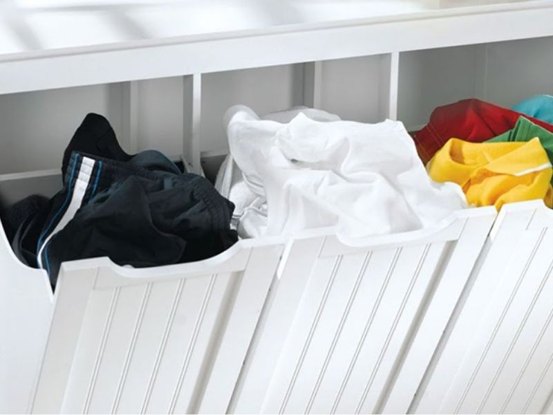 Phân loại quần áo trắng và quần áo sẫm màu trước khi giặt