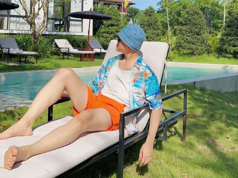 Chọn outfit đi resort có gam màu tươi sáng