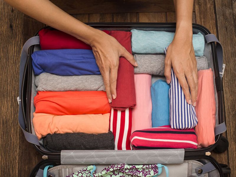 Gấp quần áo gọn gàng giúp tiết kiệm diện tích vali
