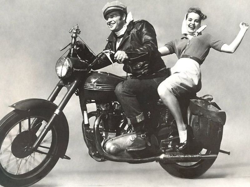 Item Shearling jacket xuất hiện trong bộ phim “The Wild One” (1953)