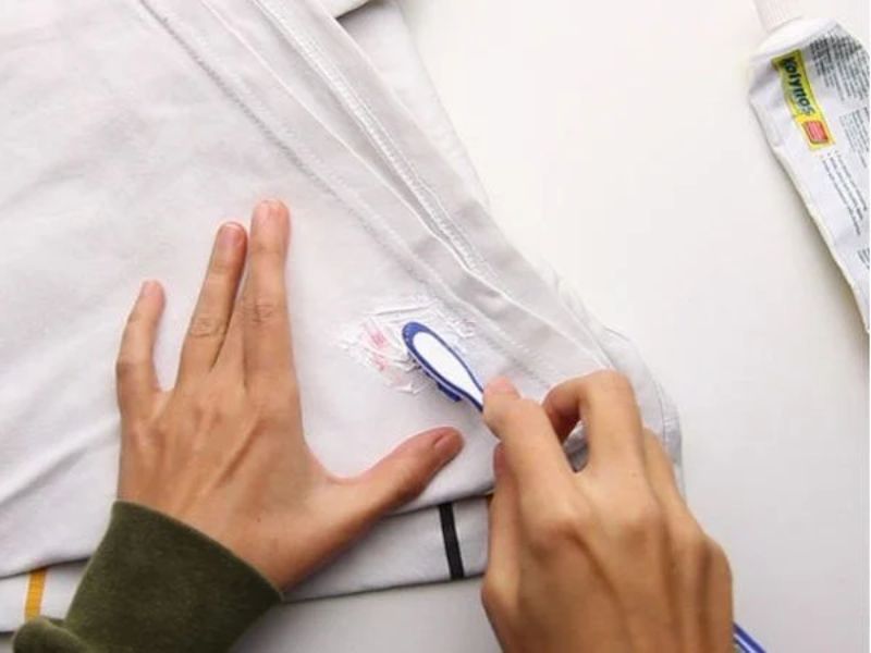 Dùng kem đánh răng bôi lớp mỏng lên vết bóng