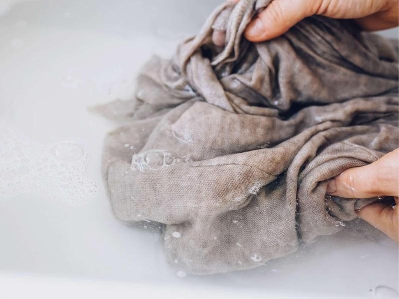 Tiến hành ngâm vải TC trước khi giặt