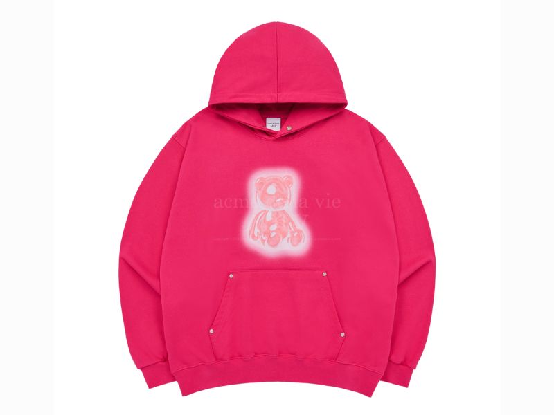 Áo hoodie nam hồng cùng hình in giữa áo giúp outfit của bạn thêm phần trẻ trung