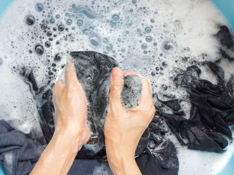 Sử dụng nước lạnh khi giặt quần âu