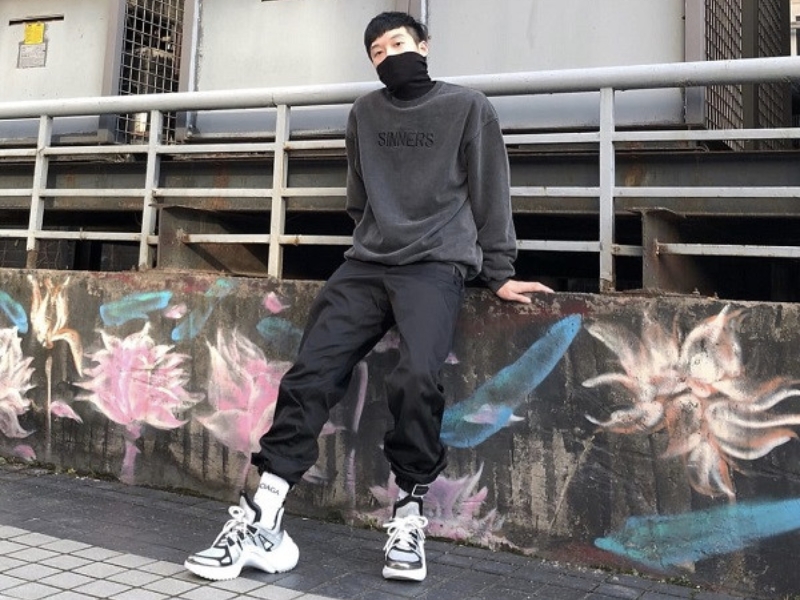 Phối giày Louis Vuitton với quần Jogger
