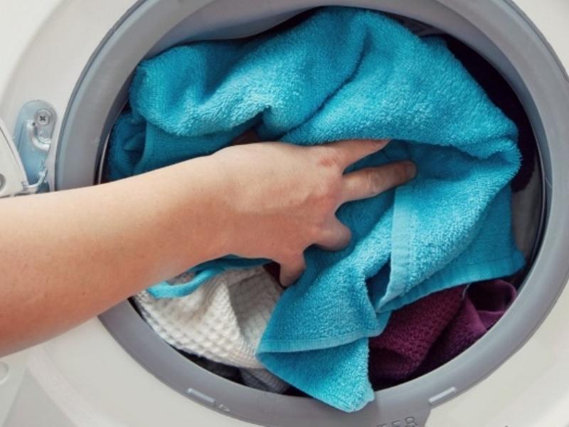 Hãy giặt riêng các loại quần áo, chăn ga hay bất cứ sản phẩm nào làm từ vải TC