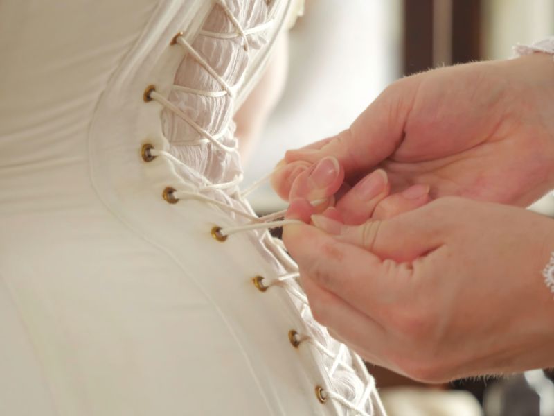 Vải ren được sử dụng để thiết kế nên những bộ váy cưới lộng lẫy