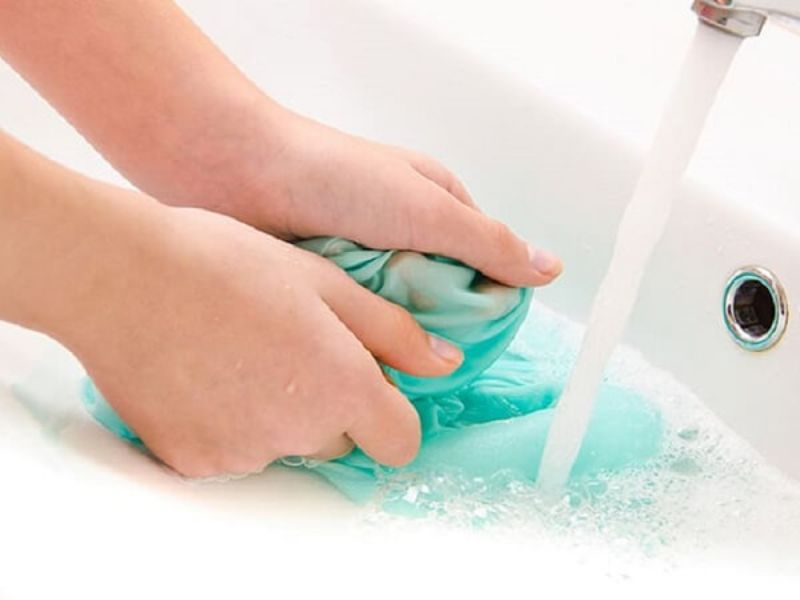 Giặt tay các sản phẩm làm từ vải tằm ướt