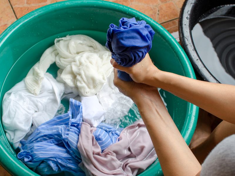Cách giặt các loại quần áo bằng vải thông thường giúp lâu phai màu