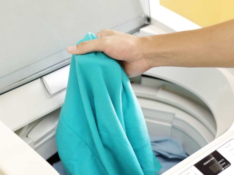 Cách giặt áo hoodie nỉ bằng máy giặt mà không bị xù lông