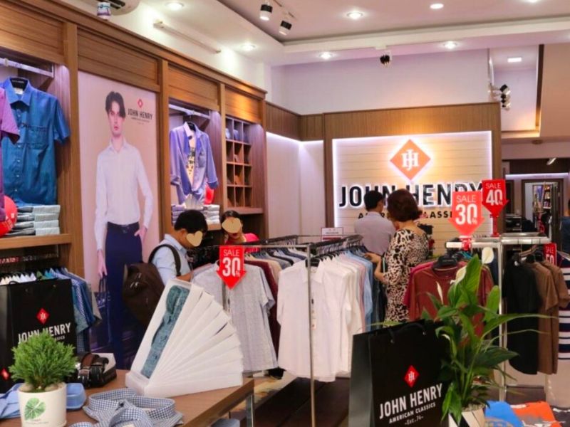 Thương hiệu thời trang nam Pleiku John Henry mang đến những thiết kế sang trọng, lịch lãm nhưng vẫn toát lên được vẻ nam tính vốn có của các chàng 