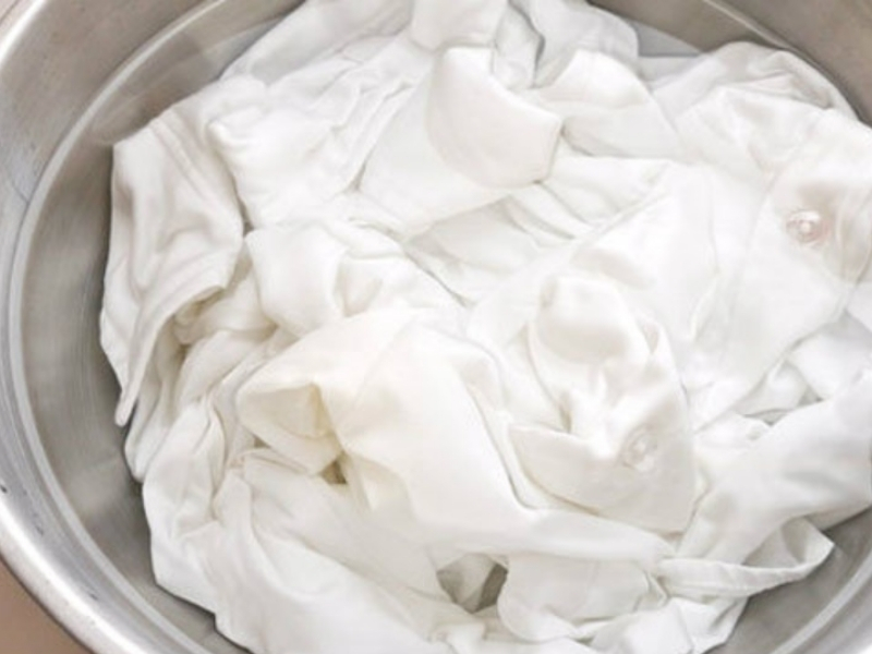 Sử dụng giấm sẽ giúp làm sạch các vết bẩn trên quần áo trắng nhanh chóng