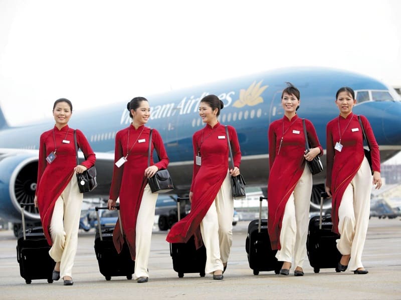 Nữ tiếp viên hàng không diện áo dài truyền thống Việt