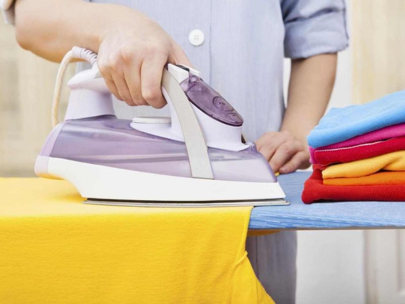 Sử dụng bàn là (bàn ủi) để áo khoác gió không bị nhăn