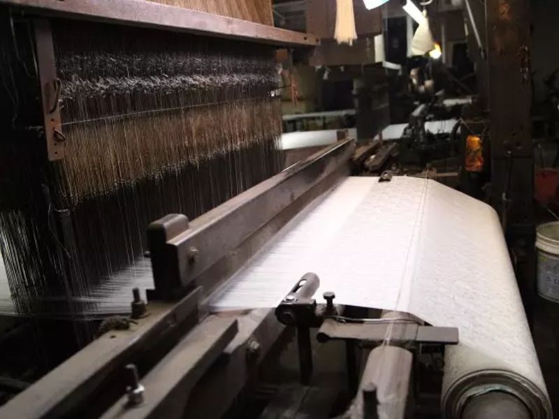 Sản xuất vải lụa đòi hỏi sự cẩn thận và kỹ thuật cao