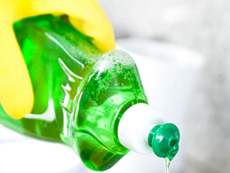 Cách tẩy nhựa dính quần áo bằng gel tẩy rửa chống nhựa