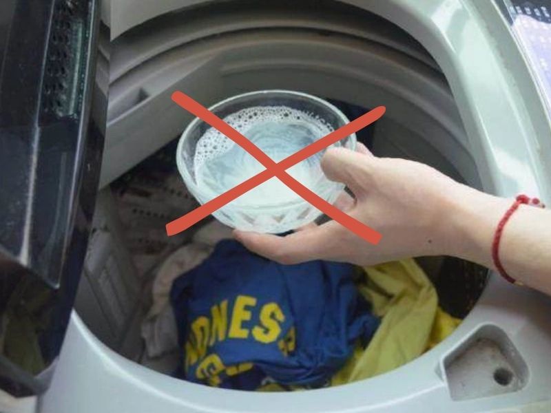 Không sử dụng bột giặt, nước giặt trực tiếp lên áo