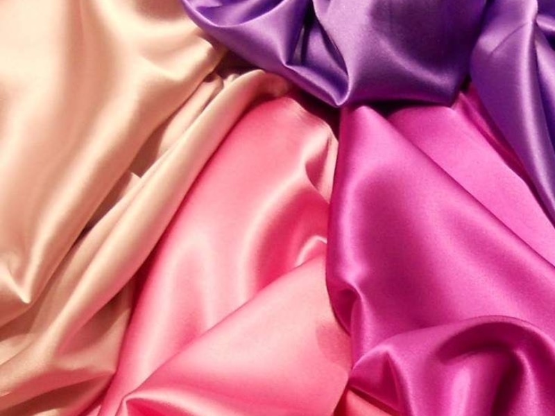 Vải phi bóng, là một loại chất liệu kết hợp từ sợi tơ tằm, sợi polyester và sợi viscose.