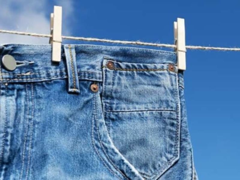 Phơi quần jeans bằng móc kẹp