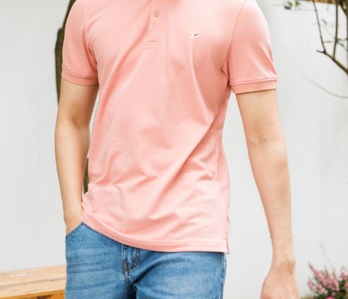 Phối áo Polo hồng với quần Jean xanh sẽ tạo nên một outfit năng động, trẻ trung