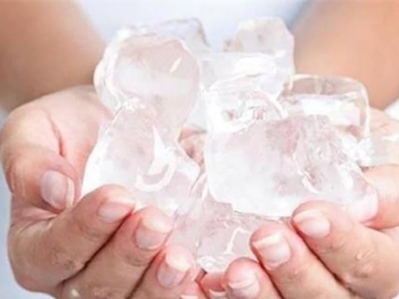Dùng đá lạnh lên vết bóng trong vài phút