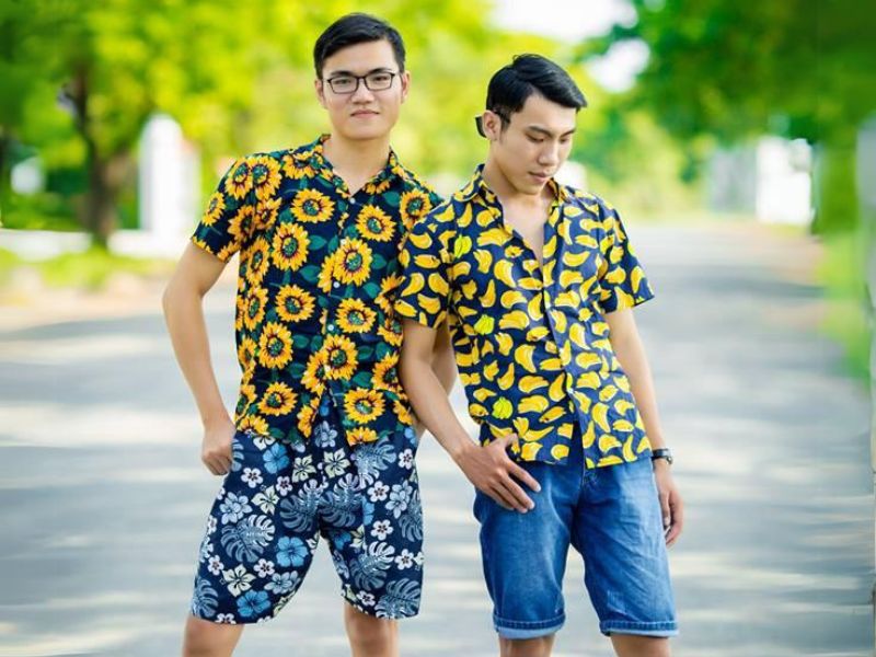 Thời trang đi biển với áo họa tiết trái cây và quần short