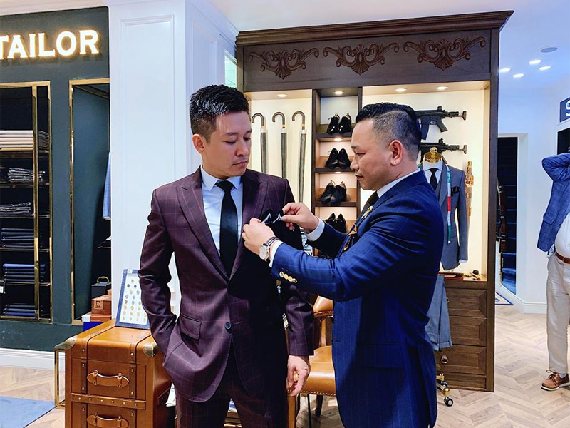 Chương Tailor nổi tiếng với những bộ vest sang trọng và lịch lãm, tôn lên sự quý phái và nam tính của người đàn ông, bạn có thể tin tưởng đặt may vest nam tại đây