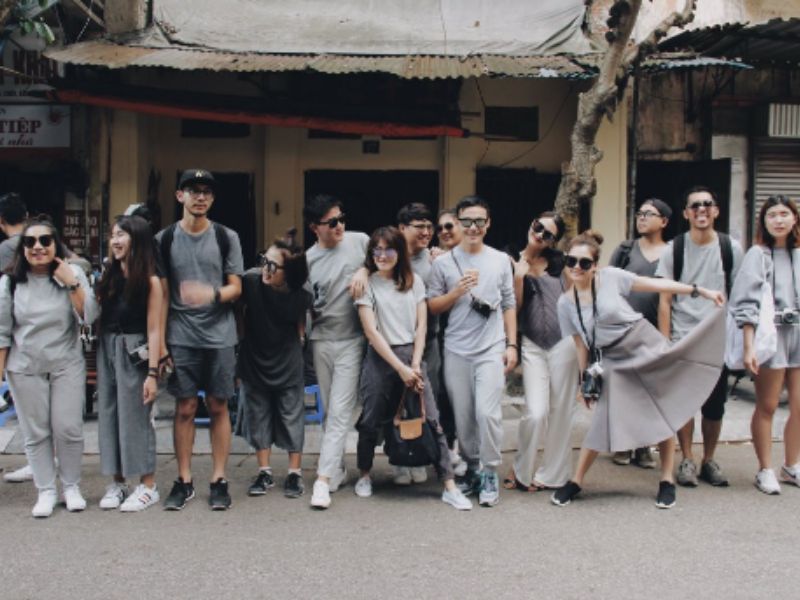 Group Outfit Coordination In Basic Black And White Tones 