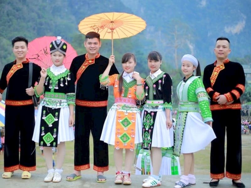 Khi đến thăm bản làng Pù Luông, bạn nên chọn trang phục phù hợp với văn hóa địa phương