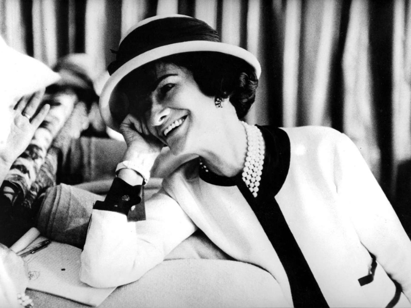 Coco Chanel chính là người đầu tiên đưa hai màu sắc này vào thời trang