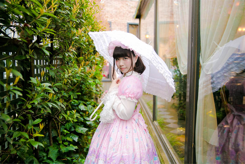 Phong cách sweet Lolita đúng như cái tên của nó, vô cùng ngọt ngào và dễ thương. Ớ Sweet Lolita ta sẽ thấy sự đơn giản và không quá phô trương như những phong cách khác 