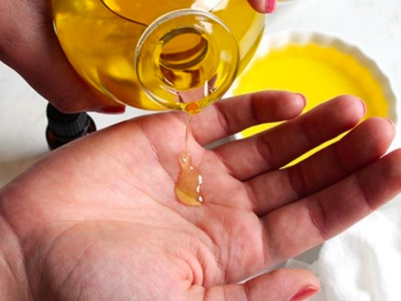 Cách tẩy nhựa dính quần áo bằng dầu nấu ăn